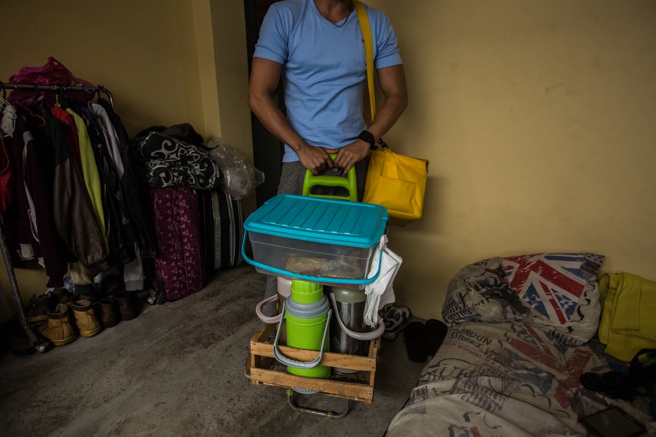 Julio era profesor en Venezuela. En Perú vende desayunos todos los días y en la tarde trabaja en un sauna clandestino. “Exigen ser venezolano como condición para trabajar”. En la entrevista, los desnudan, los hacen ver pornos para observar su erección y los ponen a desfilar en bóxer para seducir a los clientes. Nunca le hicieron una prueba de VIH.