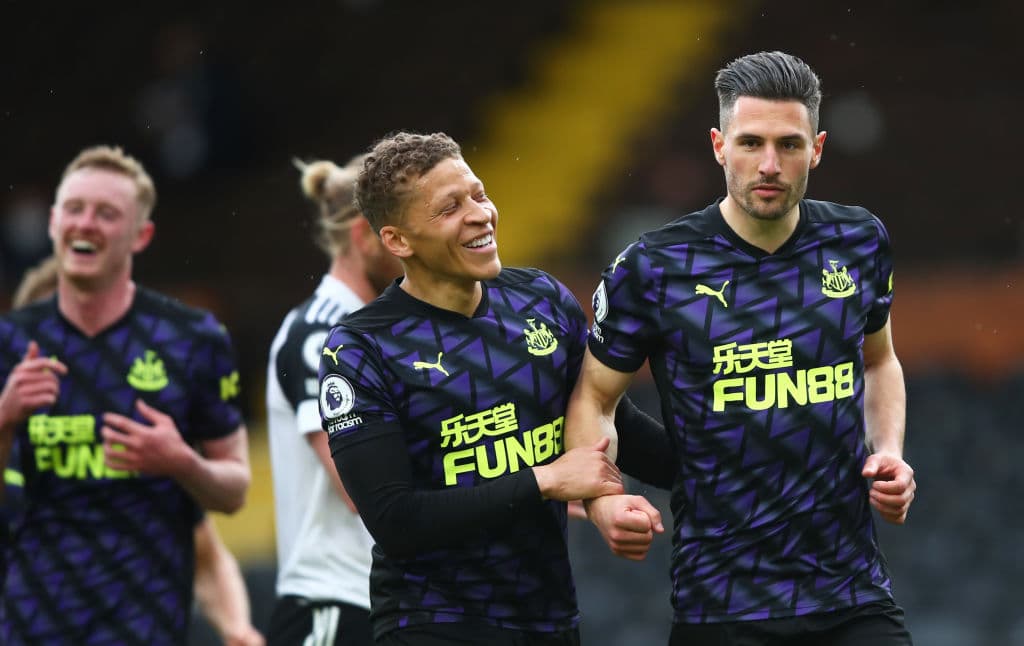 Newcastle se impuso ante Fulham, quien ya está descendido, 2-0 durante la última fecha de la Premier League. Joe Willock y Fabian Schär, con un penal, le dieron la victoria al equipo local.
