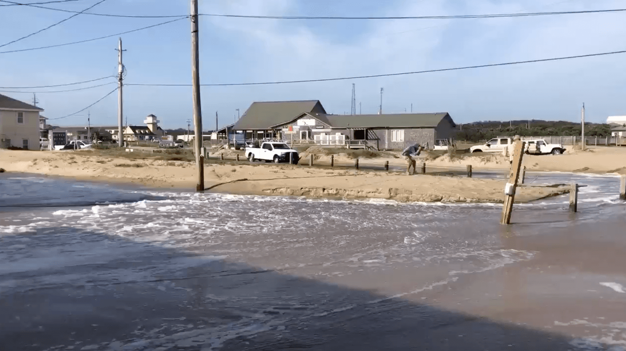 Carreteras intransitables, fuertes vientos e inundaciones costeras han sido algunos de los efectos causados por el huracán Teddy en las islas de
<a href="https://www.univision.com/local/north-carolina-wuvc/gran-tiburon-blanco-sorprende-a-cientificos-en-los-outer-banks">Outer Banks.</a>