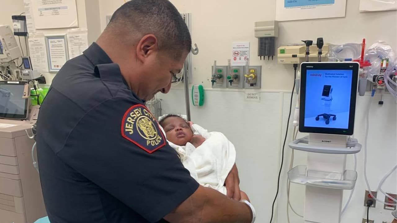 Policía hispano de Nueva Jersey salva a un bebé de 1 mes que fue lanzado desde un edificio