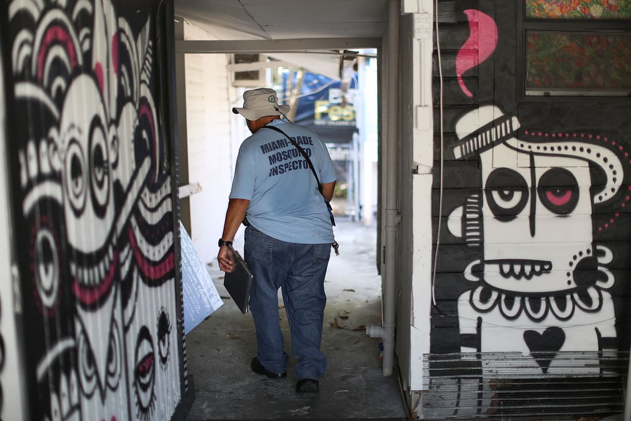 La fumigación aérea pretende reducir la población de mosquitos adultos en el área designada, según afirmó el alcalde del condado Miami-Dade Carlos Gimenez.