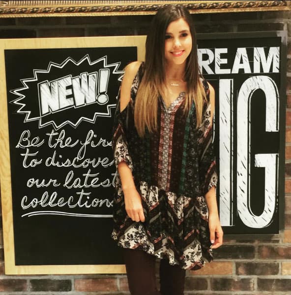 Le gusta vestirse fashion.