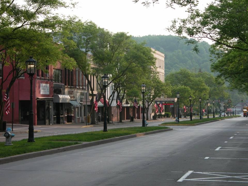 Si viajas hasta Pine Creek, asegúrate de hacer una parada en la pintoresca ciudad de Wellsboro, donde verás calles iluminadas con gas y mansiones victorianas que datan de principios del siglo XIX.