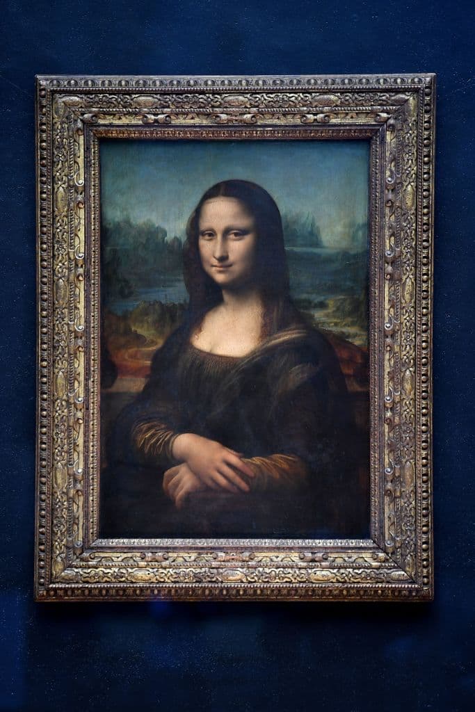 <b>Mona Lisa - Leonardo Da Vinci</b>
<br>No cabe duda que la Mona Lisa es la obra más conocida de la historia, gracias a su enigmática sonrisa que fue creada de una manera aún desconocida. Ésta es posiblemente la obra con más ataques registrados;
<a href="https://www.univision.com/entretenimiento/cultura-pop/objetos-historicos-perdidos-robados-recuperaron">primero, en 1911, fue robada y tras ser recuperada volvió a ser colgada en el museo de Louvre. </a>