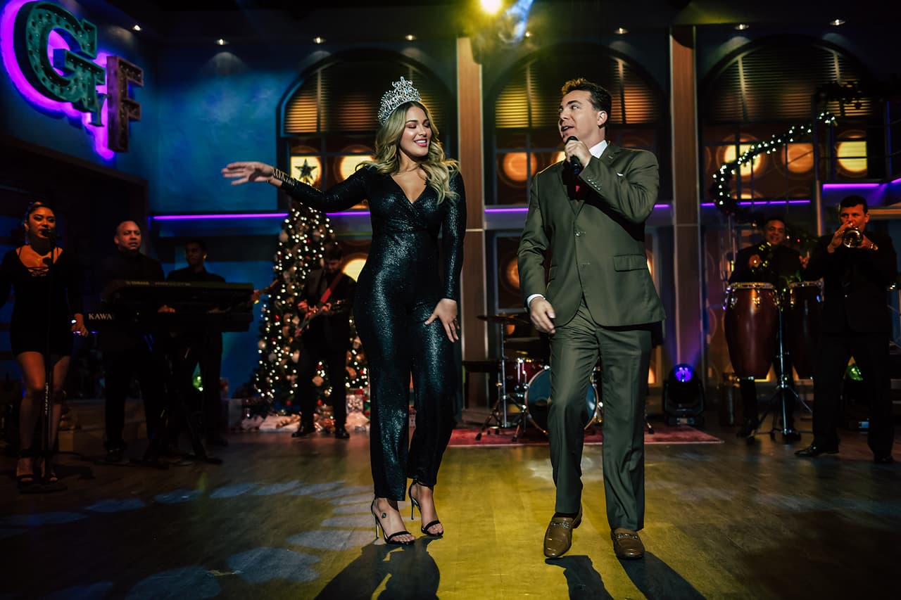 Y haciendo gala de todo lo que aprendió en NBLU, bailó al lado del cantante.