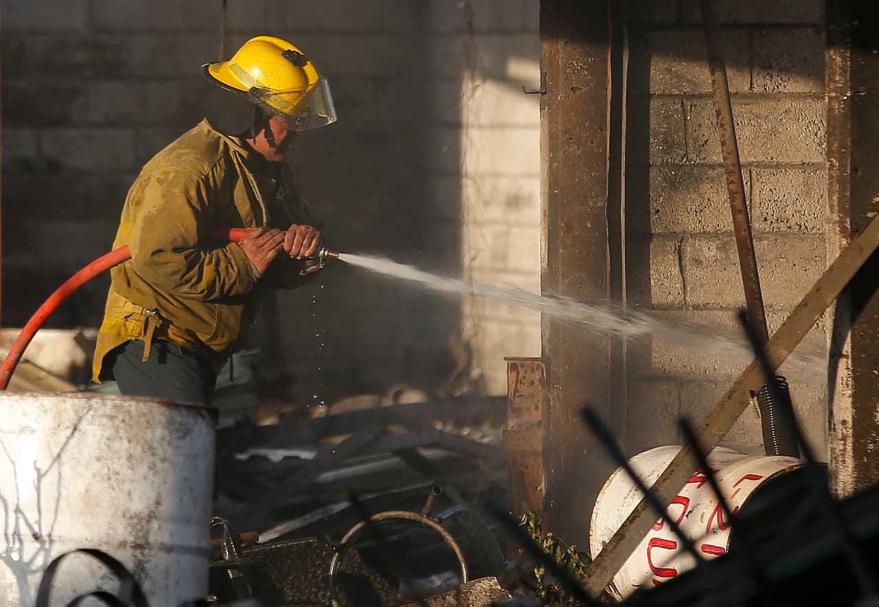 Bomberos en plena faena de apagar las llamas