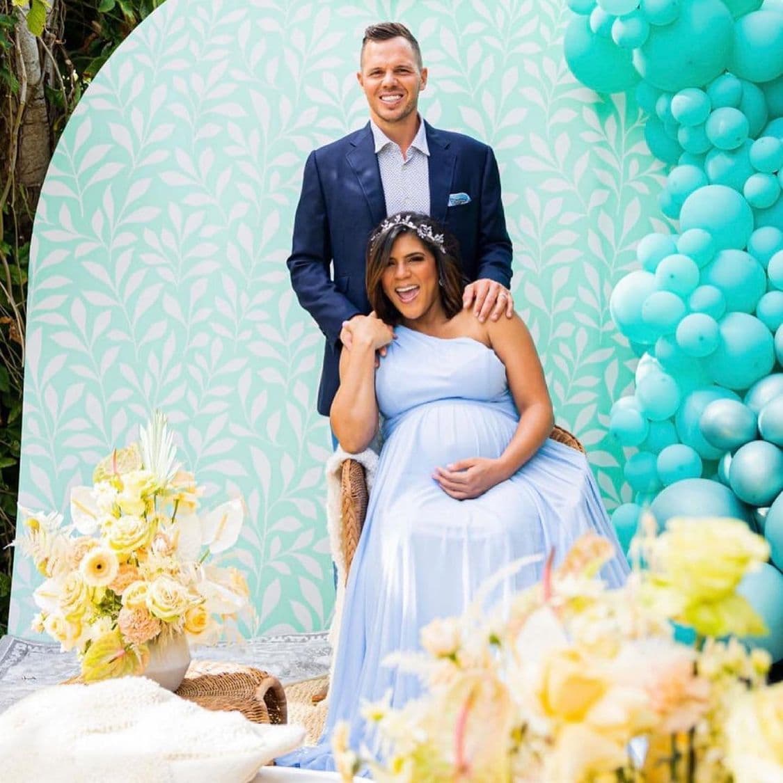 Asimismo, adornó su cabello con una romántica corona de flores con la que combinaba su sonrisa de felicidad y emoción al saber que muy pronto podrá darle la bienvenida a su bebé.