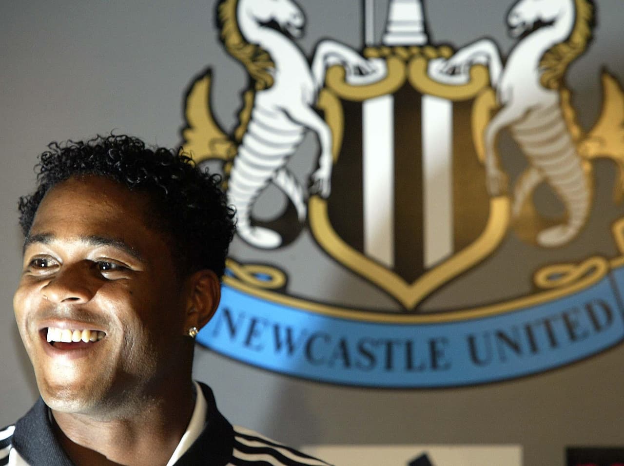 Tras la temporada de 2003/2004, con solo 10 goles anotados, Barcelona le dio salida al jugador, que llegó al Newcastle en Inglaterra, en medio del anonimato de un jugador que fue ídolo culé.