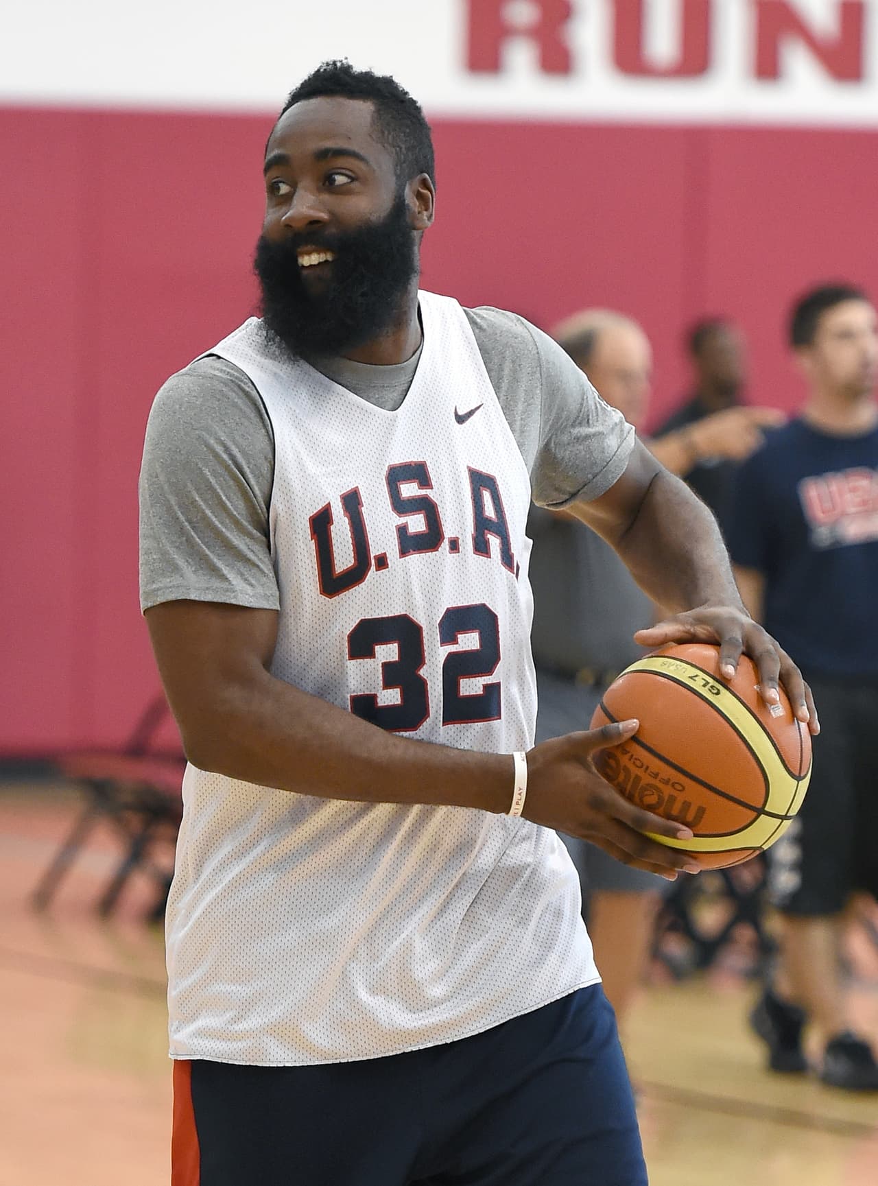 Harden se va con Adidas por $200 millones