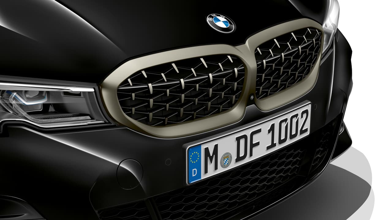 Uno de los aspectos visuales en el que el nuevo modelo del BMW Serie-3 se separa del auto que reemplaza es en
<b>el gran tamaño de su parrilla dividida</b> que ahora además cuenta con contornos más agresivos y menos redondeados. Personalmente creo que se trata de una
<b>gran mejora visual</b> para el nuevo modelo.