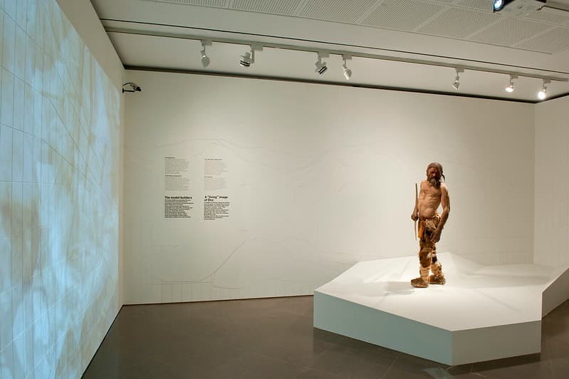 La ropa de Ötzi estaba hecha de cuero, hierba trenzada y tendones de animales que le mantenía caliente en clima frío.