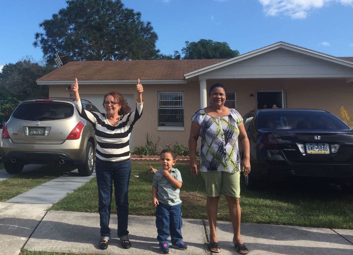 Los vecinos de Buenaventura, en Kissimmee, salen a saludar a la caravana que pide votar de Boricua Vota.