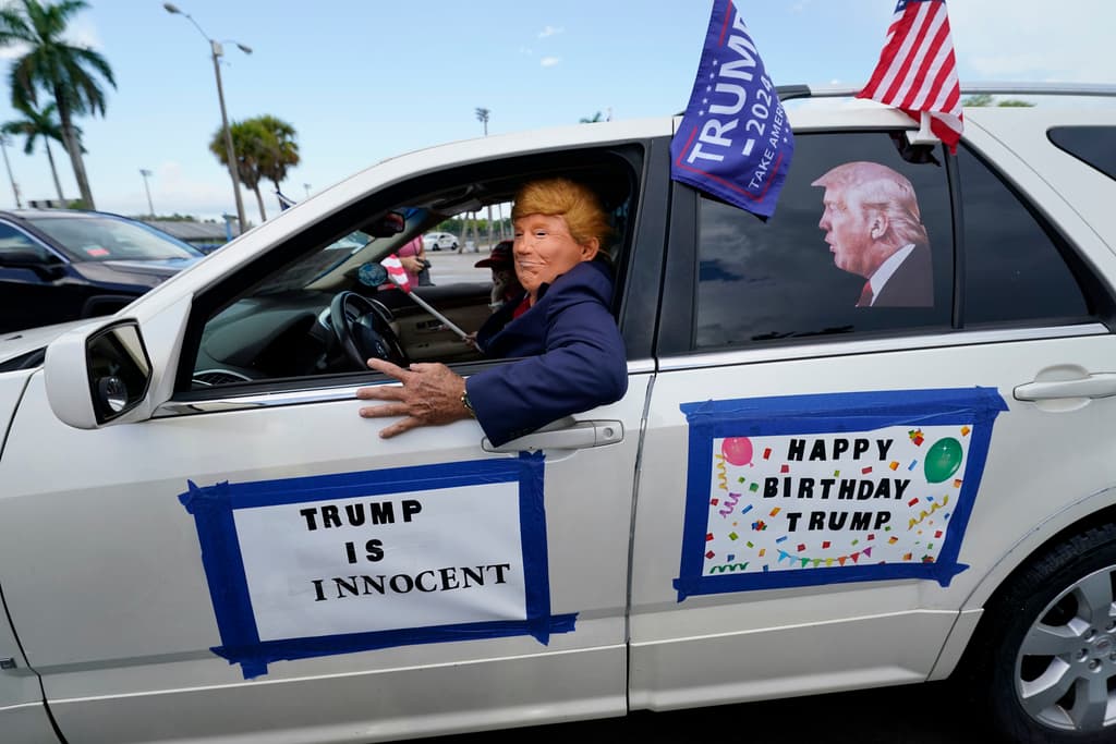 Raul Menendez, de Homestead, Florida, disfrazado como Donald Trump, participó en una caravana de apoyo al expresidente en Tropical Park, en Miami.