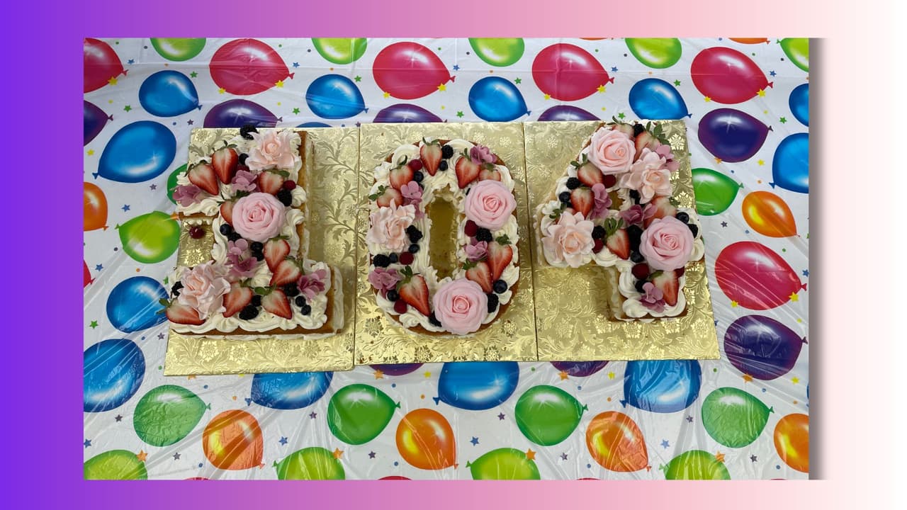 Este domingo 3 de marzo, varios familiares de San Juana García Anguiano se reunieron para celebrar su cumpleaños con un pastel de frutas frescas, tal y como le gusta a San Juana.