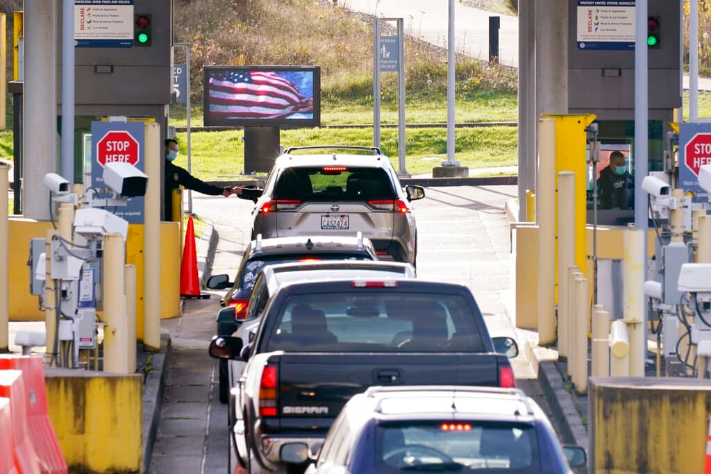 Estados Unidos requerirá vacunación completa para los viajeros esenciales que crucen la frontera a partir de enero, según reportes