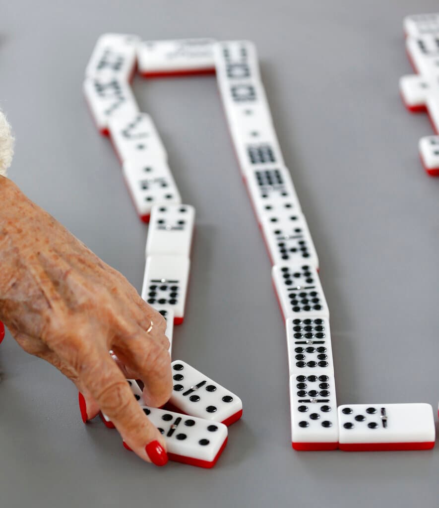 Para los jugadores que regresan a Domino Park, sentarse frente a estas mesas también significa reencontrarse con una costumbre que llegó a Miami desde Cuba.