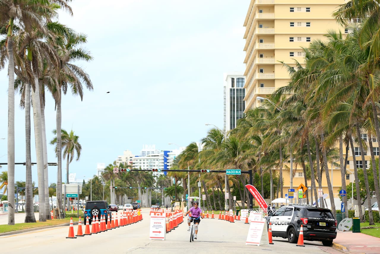 Las calles de Miami Beach, con pocos carros en medio de la pandemia, fueron aprovechadas por los ciclistas para pasear sin correr riesgo de contagiarse con el coronavirus.