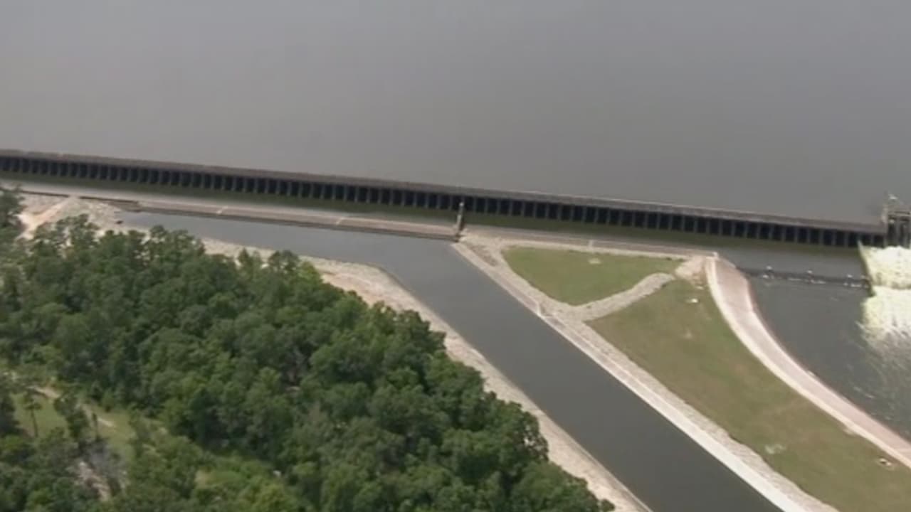 Se les pide a quienes viven cerca del lago que aseguren sus propiedades y pertenencias a lo largo de la costa, especialmente los botes.