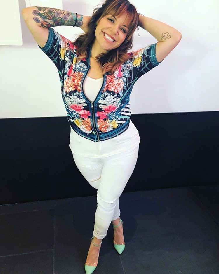 Jacqie ha bajado de peso, hasta el momento lleva
<a href="https://www.univision.com/entretenimiento/tan-delgada-que-ya-parece-su-tia-mira-como-ha-cambiado-jacqueline-la-hija-de-jenni-rivera-fotos#efbbe08e0000">70 libras menos</a> y continúa con su alimentación sana y rutina de ejercicio, la cual comparte a través de las redes sociales.