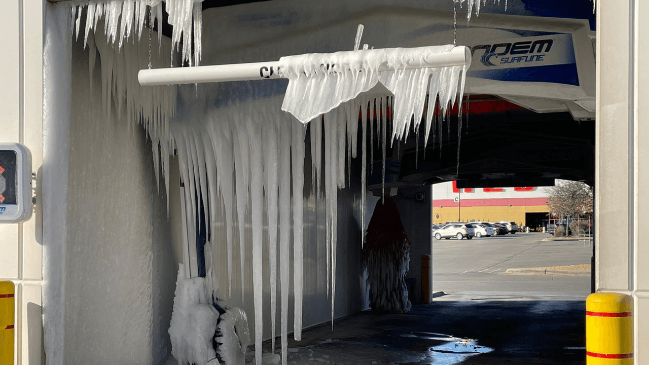 Los lavados terminaron congelados y con picos de hielo colgando de sus instalaciones.