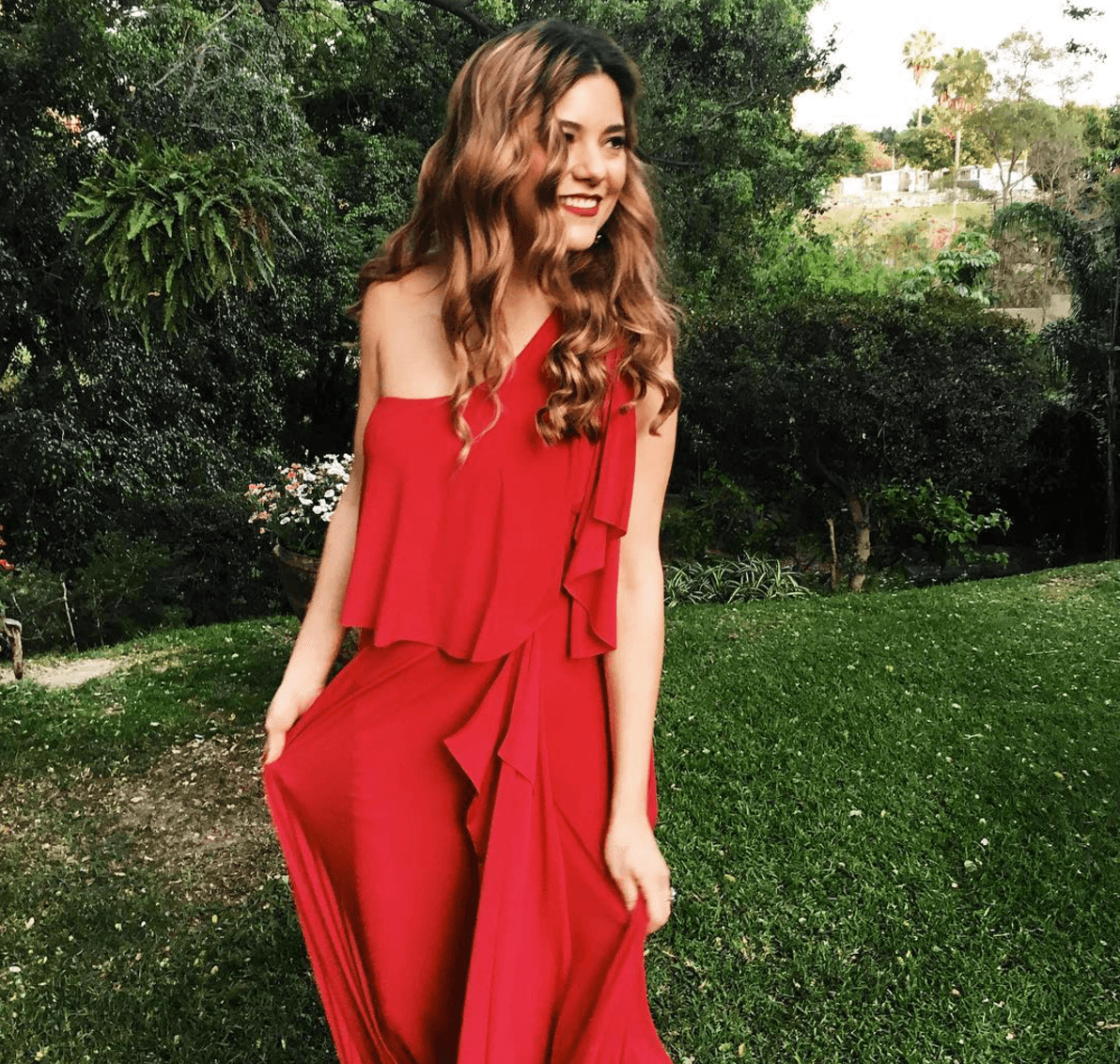 Tras finalizar su relación con Chicharito se dio a conocer que Sahagún inició un romance con el futbolista Fernando Ibarra.