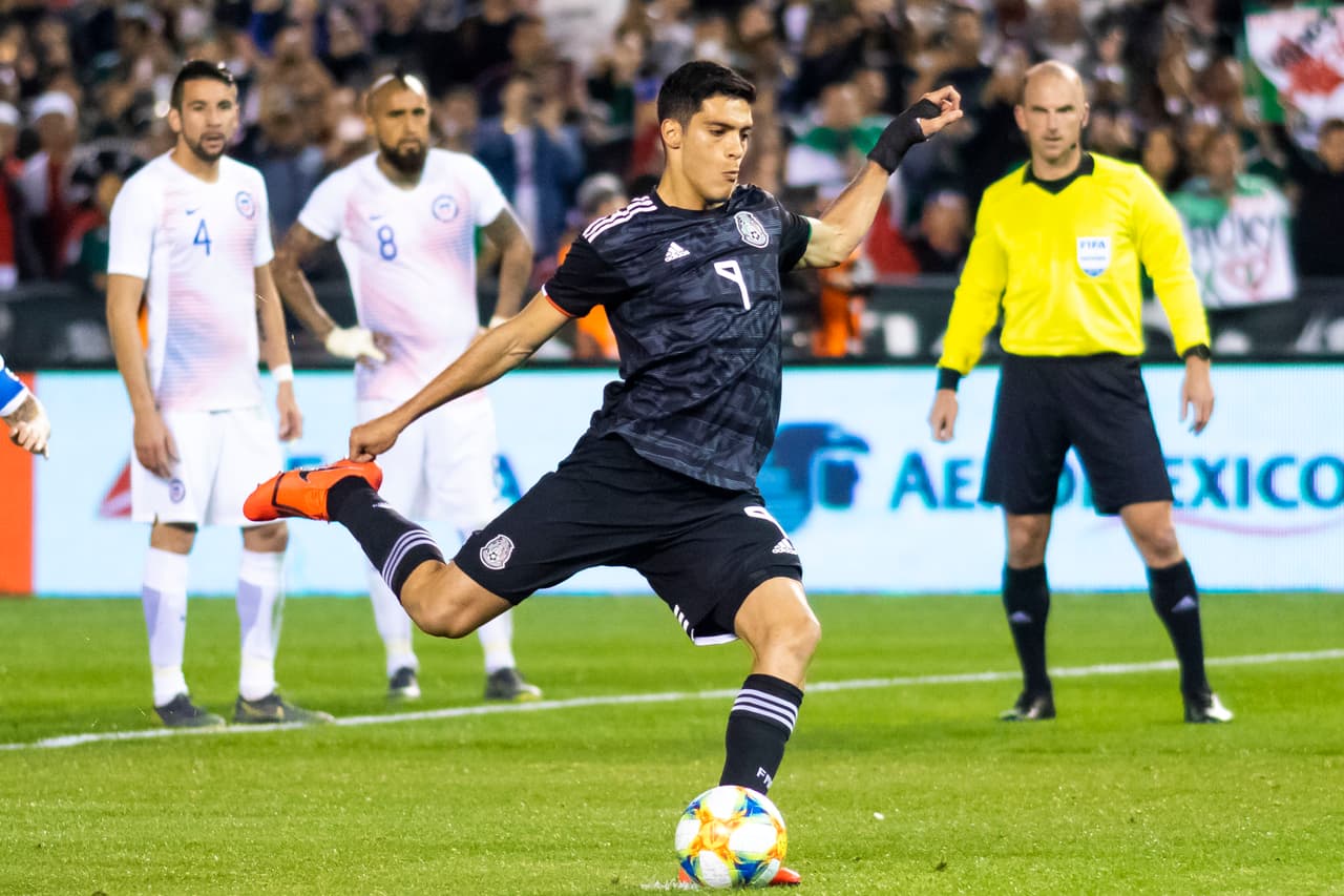 En el minuto 50, Raúl Jiménez se encargó de cobrar el tiro penal para el 1-0 de México en San Diego.