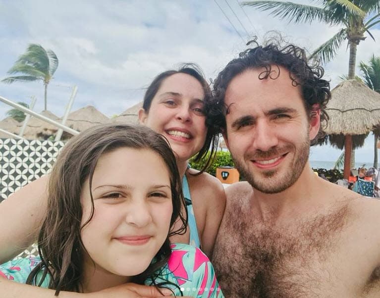 "Bienvenido a esta nueva aventura, para tu mami, tu hermanita bella, tu papá, tus abuelas, abuelos, tías, tíos, primas, primos y toda tu tribu, que poco a poco irás conociendo,
<b>es un privilegio y una alegría inmensa el poder acompañarte.</b> Somos bendecidos por tu presencia".
<br>