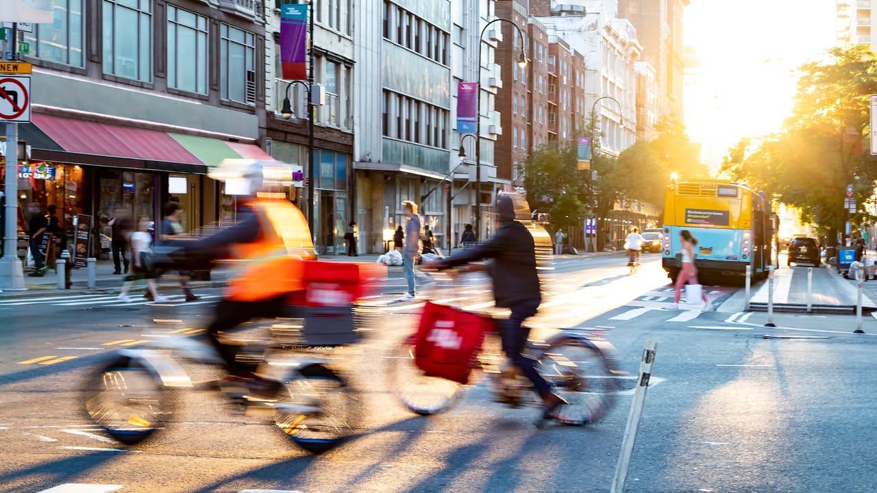 Nueva York analiza propuestas para regular bicicletas eléctricas y scooters.