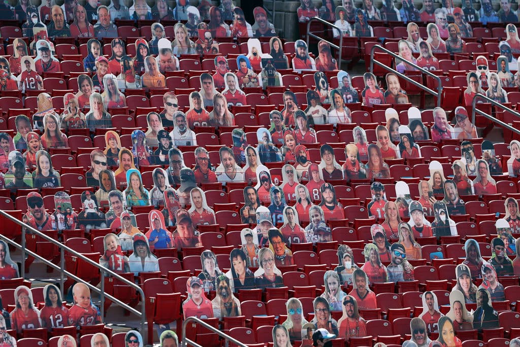 Durante la pandemia, se llevará a cabo el Super Bowl LV y, con las medidas necesarias, fanáticos se dan cita en el Raymond James Stadium para ser testigos del encuentro entre Kansas City Chiefs y el equipo local, Tampa Bay Buccaneers en la lucha por el trofeo Vince Lombardi.