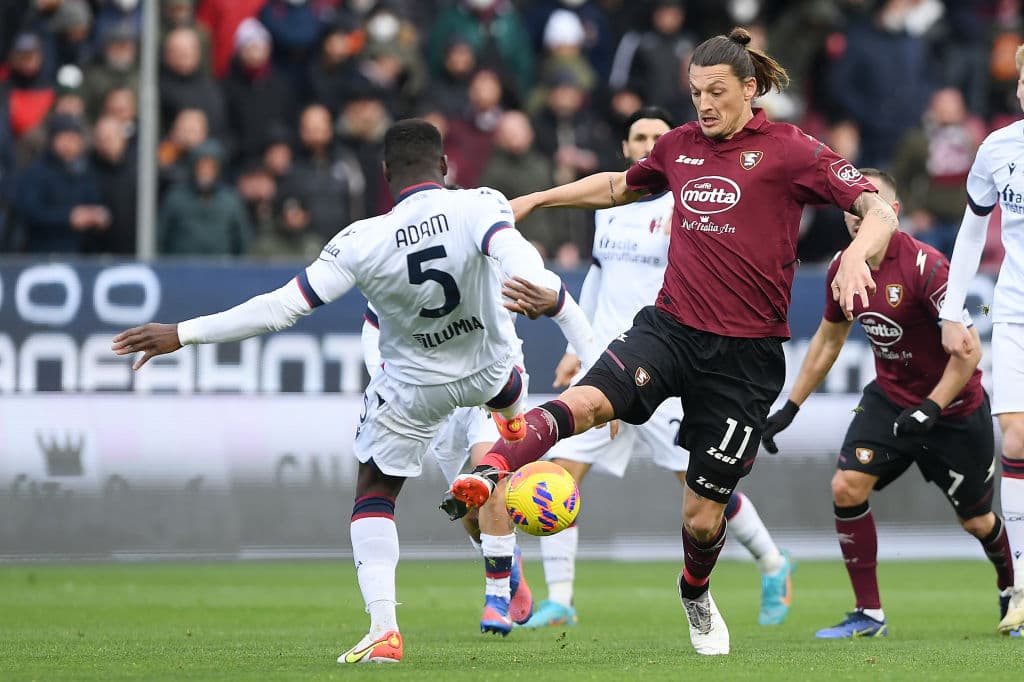 Dusan Vlahovic destaca con dos anotaciones en la victoria 2-3 sobre el Empoli y Bologna empata 1-1 con Salernitana.