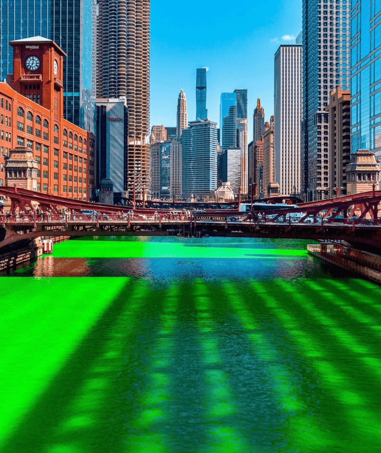 Estados Unidos ha acogido la tradición y tanto en Texas como en Chicago, tiñen de verde sus ríos para sumarse a la celebración.