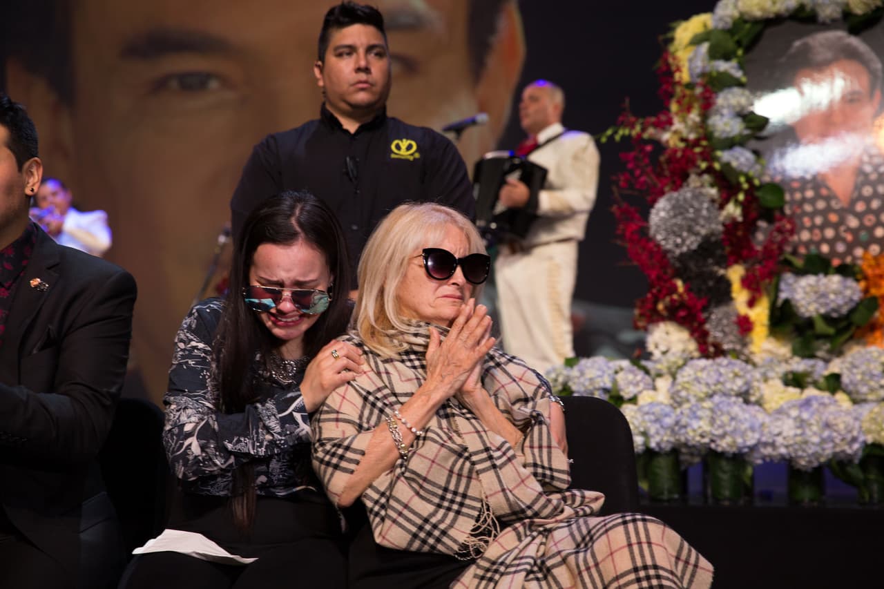 La viuda del artista, Sara Salazar Sosa, y su hija Sara Sosa entonaron el tema "Amor Eterno", del también desaparecido Juan Gabriel, para homenajear la carrera y el legado artístico que deja José José.