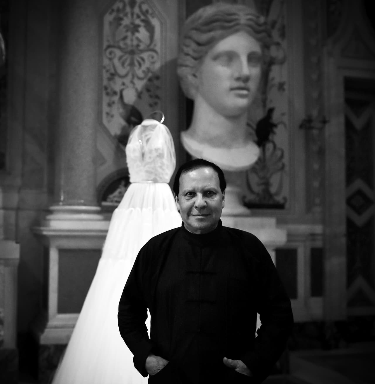 Azzedine Alaia. Tunecino de nacimiento, parisino de corazón. A sus 75 años, Azzedine Alaia se ha convertido en una leyenda viva que se ha encargado de vestir al jet-set internacional y de empapar las pasarelas con su característica elegancia.