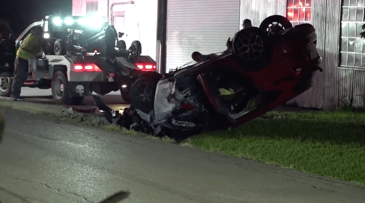 Al llegar se encontraron con el auto envuelto en llamas y sus dos ocupantes con heridas y quemaduras.