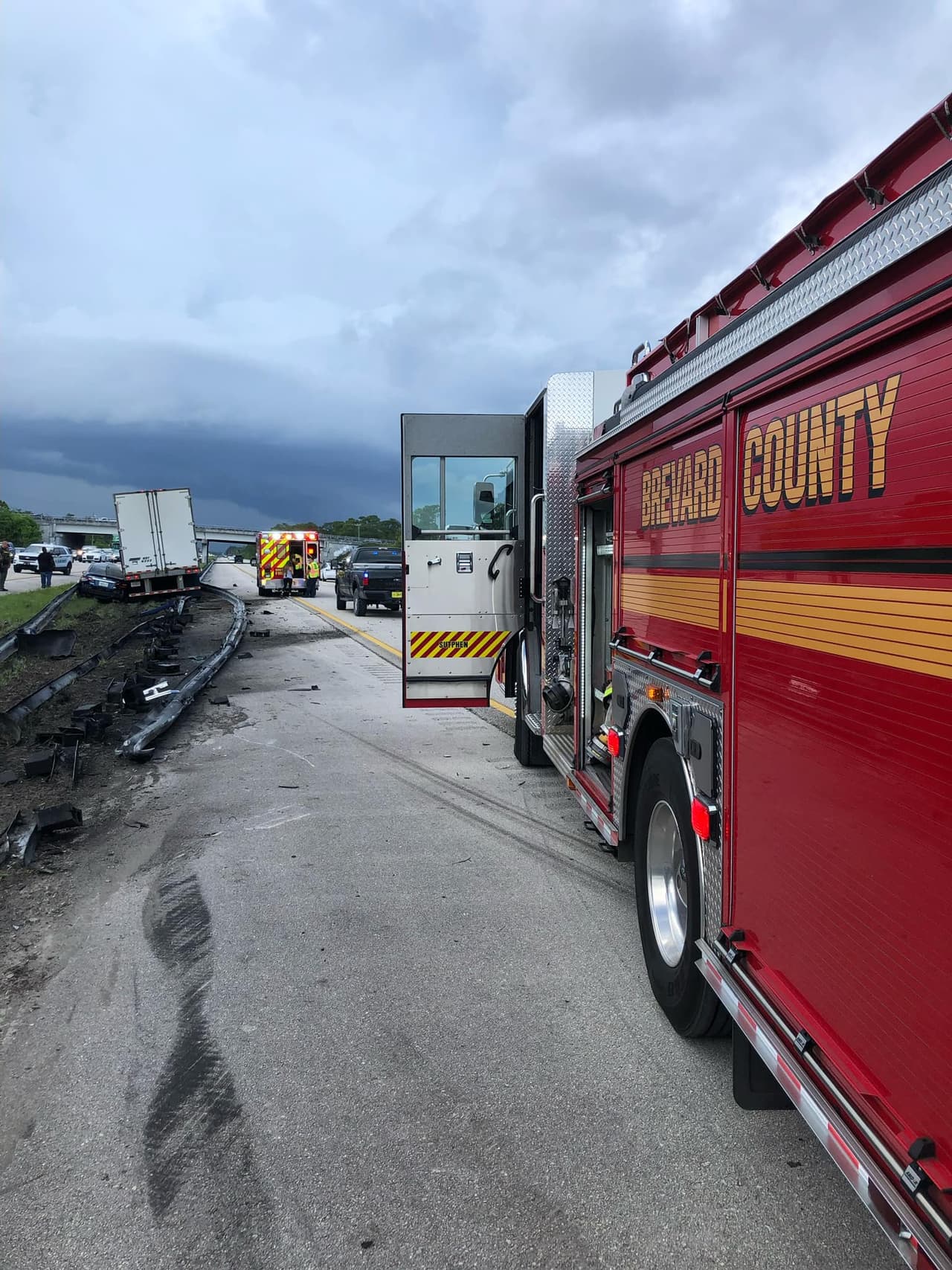 A su paso, chocó contra el vehículo, llevándoselo por delante. Ambos terminaron deteniéndose contra la baranda de la vía en sentido sur.