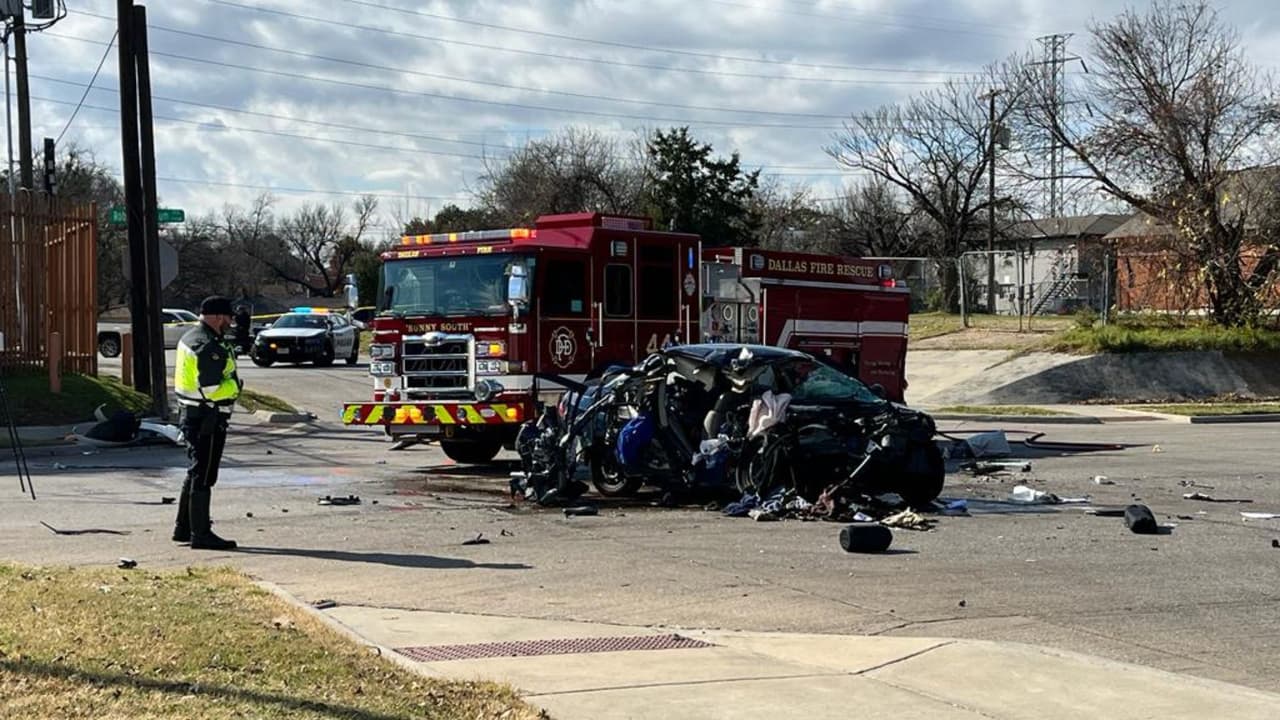 En un giro adicional,
<b>uno de los bomberos que viajaba en el camión en el momento de la colisión sufrió lesiones leves</b>. A pesar de esto, ambos fueron trasladados a un hospital local para una evaluación más detallada. Se espera que el bombero se recupere satisfactoriamente y sea dado de alta en breve, según fuentes del DFR.