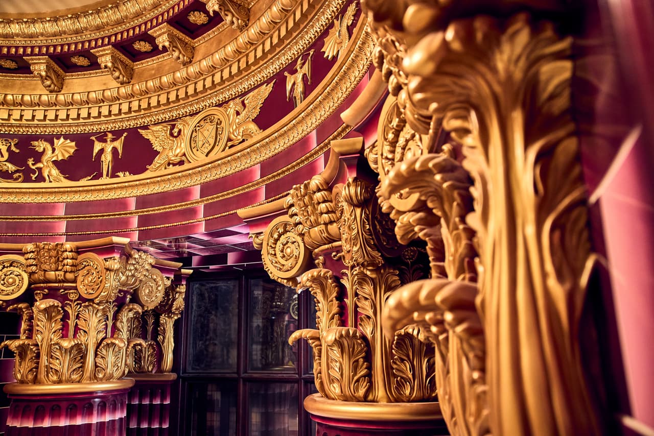 <b>La extravagante oficina de Umbridge: </b>Descubre un espacio adornado en tonos rosados y dorados, reflejo de la personalidad excéntrica de Dolores Umbridge.