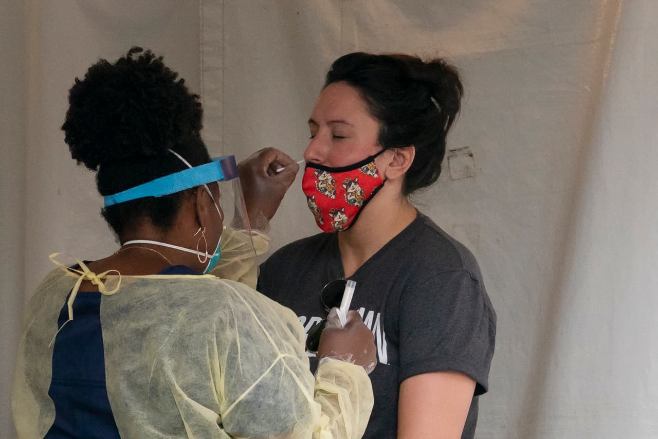 Una enfermera realiza una prueba a una mujer en Washington D.C.