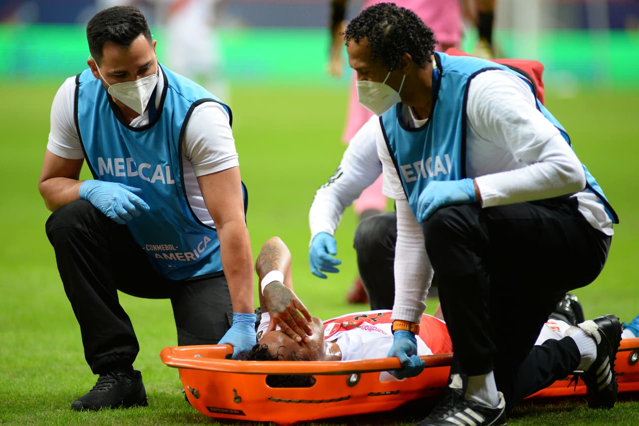 Las malas noticias llegaron a la cancha antes de la media hora de juego cuando Renato Tapia tuvo que ser sustituido por Wilder Cartagena por una lesión en el muslo derecho.