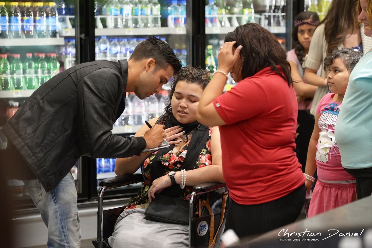 Ninguno se quedó sin autógrafo.