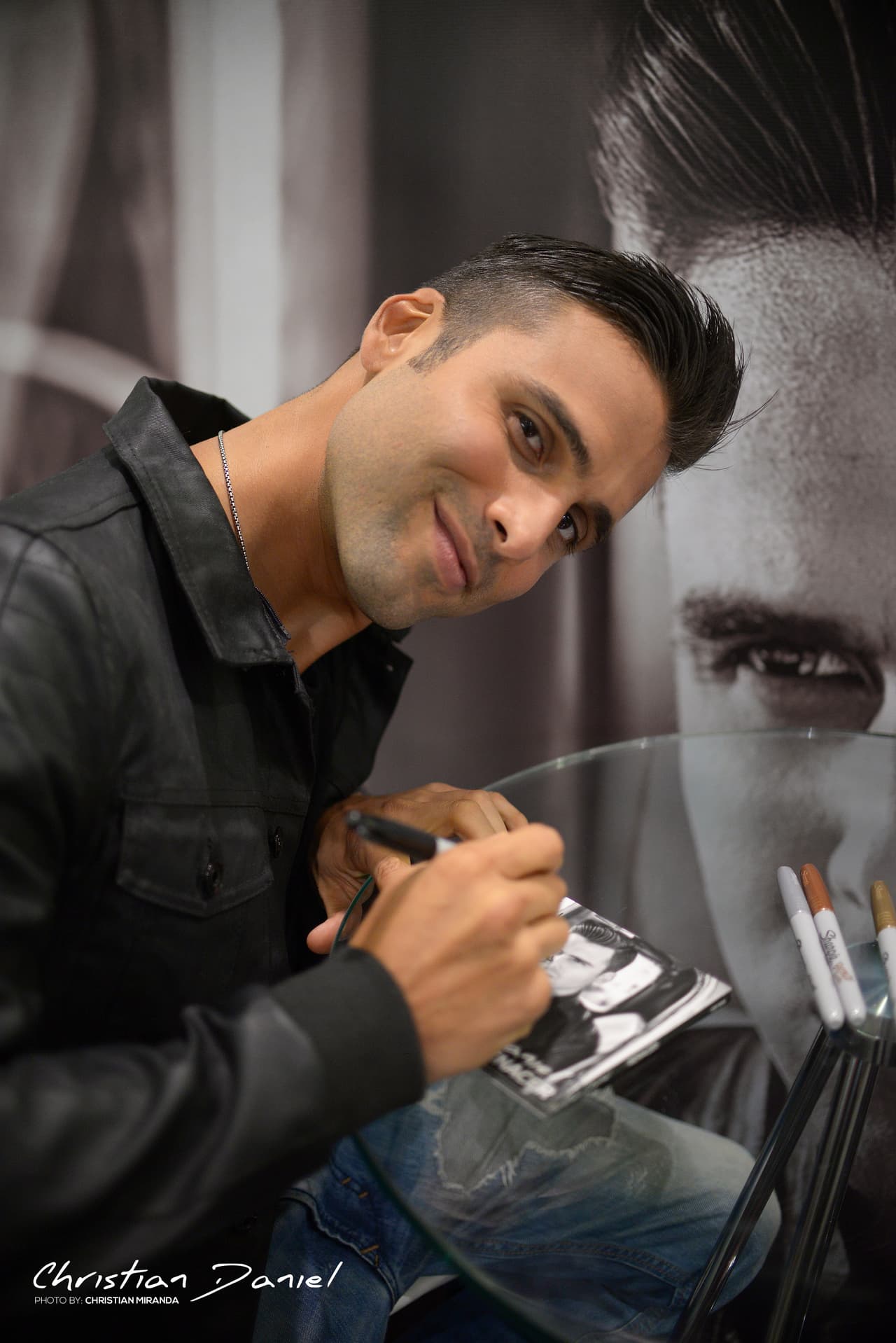 Muy atento y sonriente, firmó autógrafos de su más reciente material discográfico.