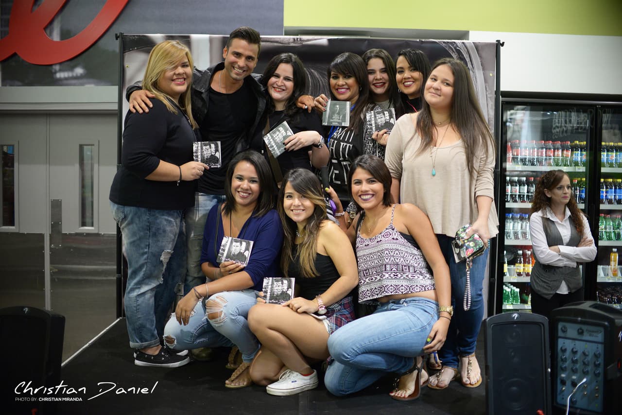 El famoso cantante se reunió con sus fanáticas en un lugar de la ciudad de Guaynabo, en Puerto Rico.