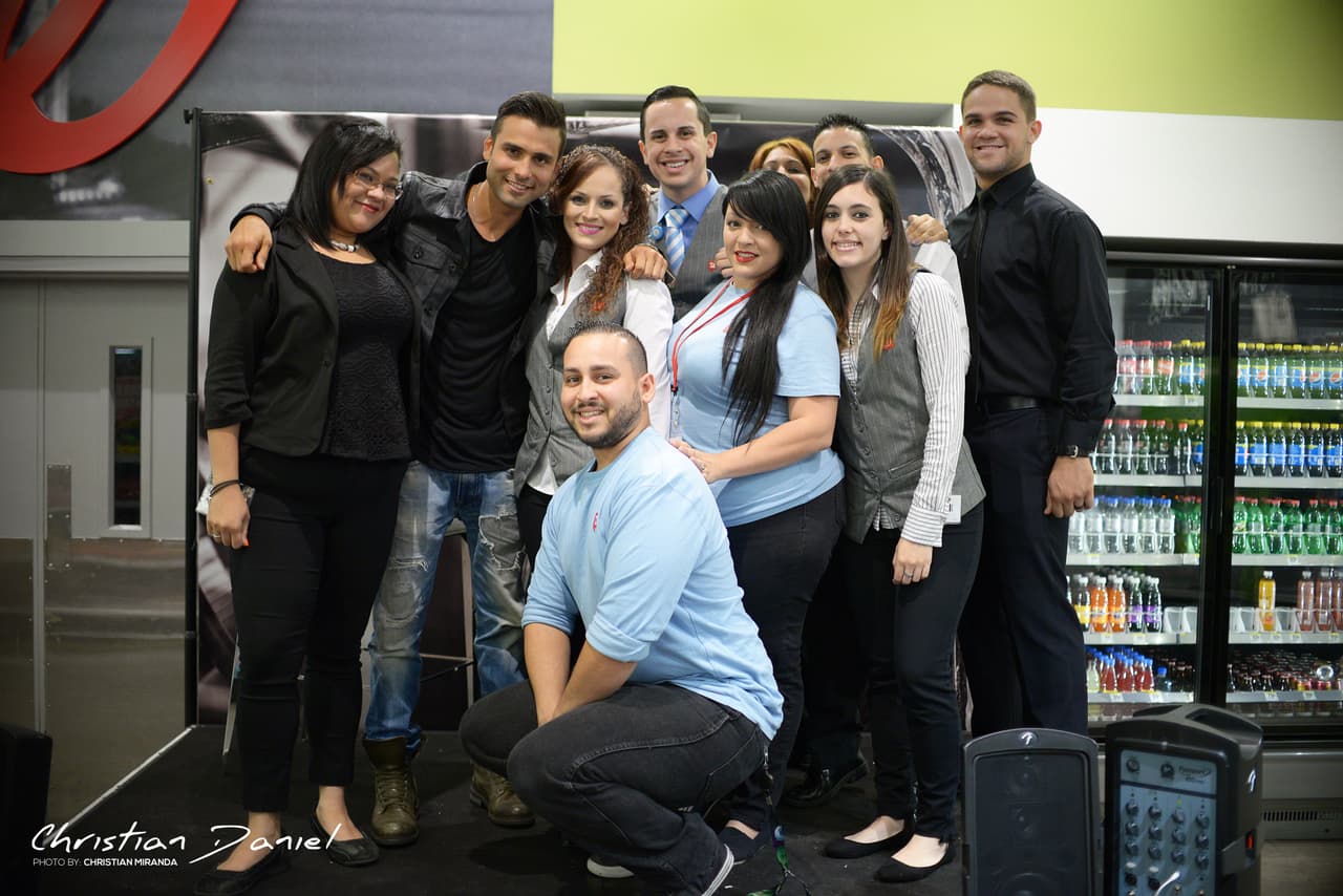 Todos querían una foto con Christian, y él posó muy sonriente con los fanáticos.
