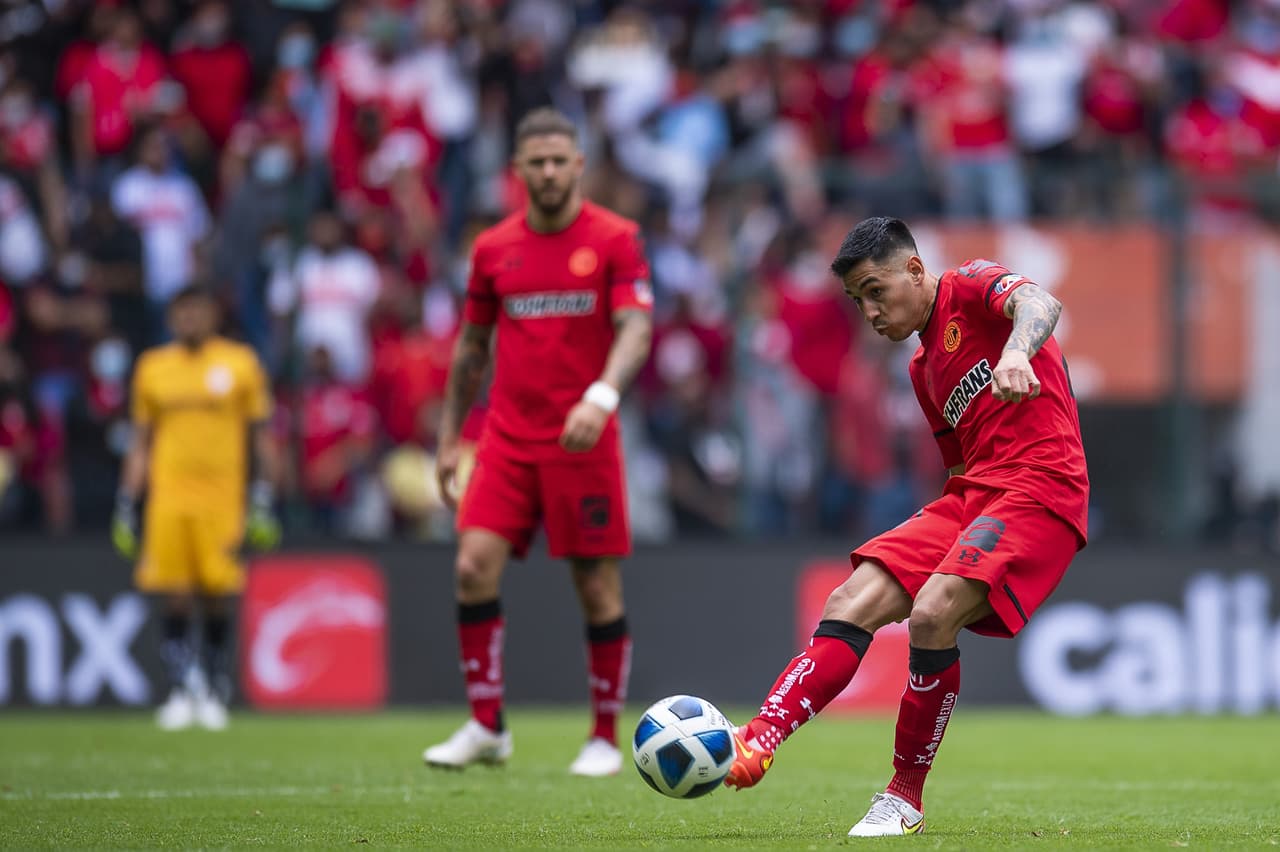 Toluca se impone en su casa 2-1 ante los Pumas de la UNAM, durante las séptima fecha del torneo de Apertura 2021 de la Liga MX. Juan Ignacio Dinneno abrió el marcador al minuto 8' tras cobrar un penal, sin embargo, los 'Diablos Rojos' remontaron con anotaciones de Rubens Sambueza (19') y Alexis Canelo (70').