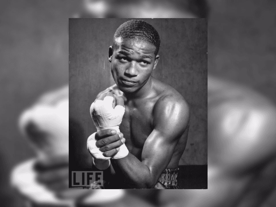 El boxeador y su familia se mudaron a Harlem en búsqueda de una nueva vida, pero no fue fácil. El bailaba en Times Square para dar dinero a su madre.