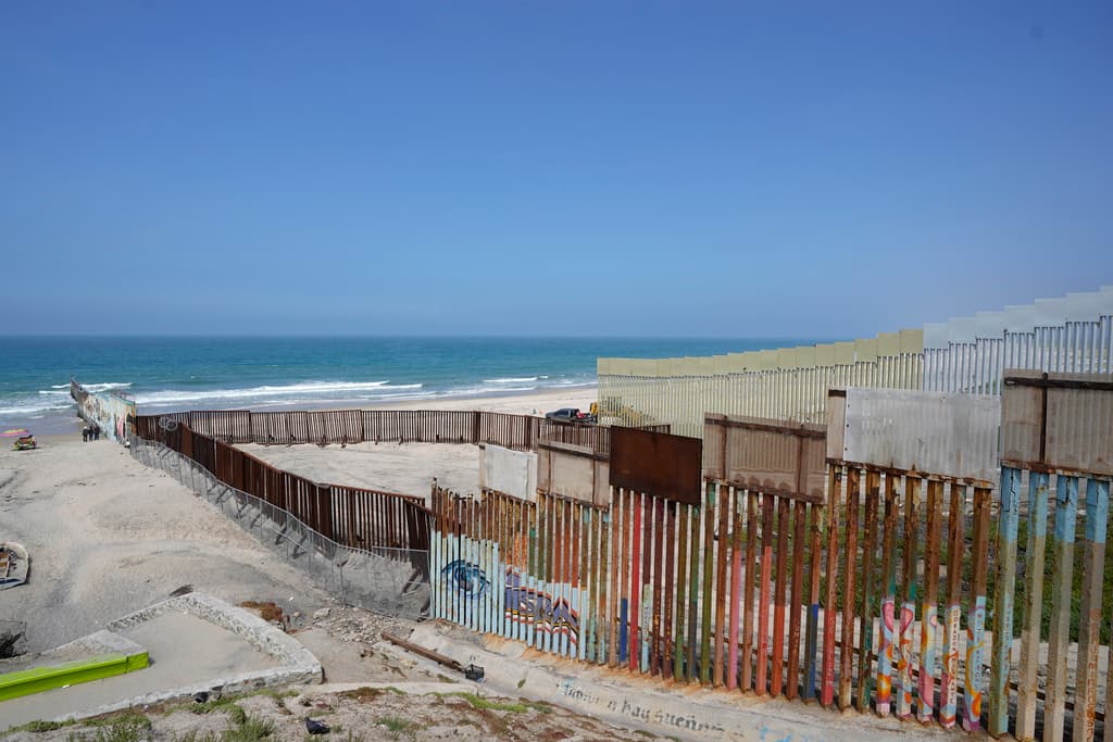 <b>El muro de Biden:</b> A pesar de la orden de Joe Biden de detener la construcción del muro, proyectos pequeños continúan, incluido el reemplazo de una sección en San Diego.