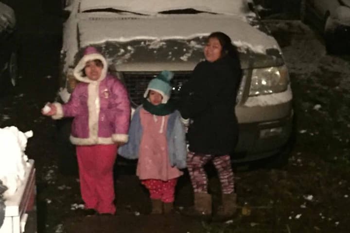 Muchos aprovecharon el raro evento para tomarse fotos, jugar con la nieve y construir el tradicional muñeco navideño.