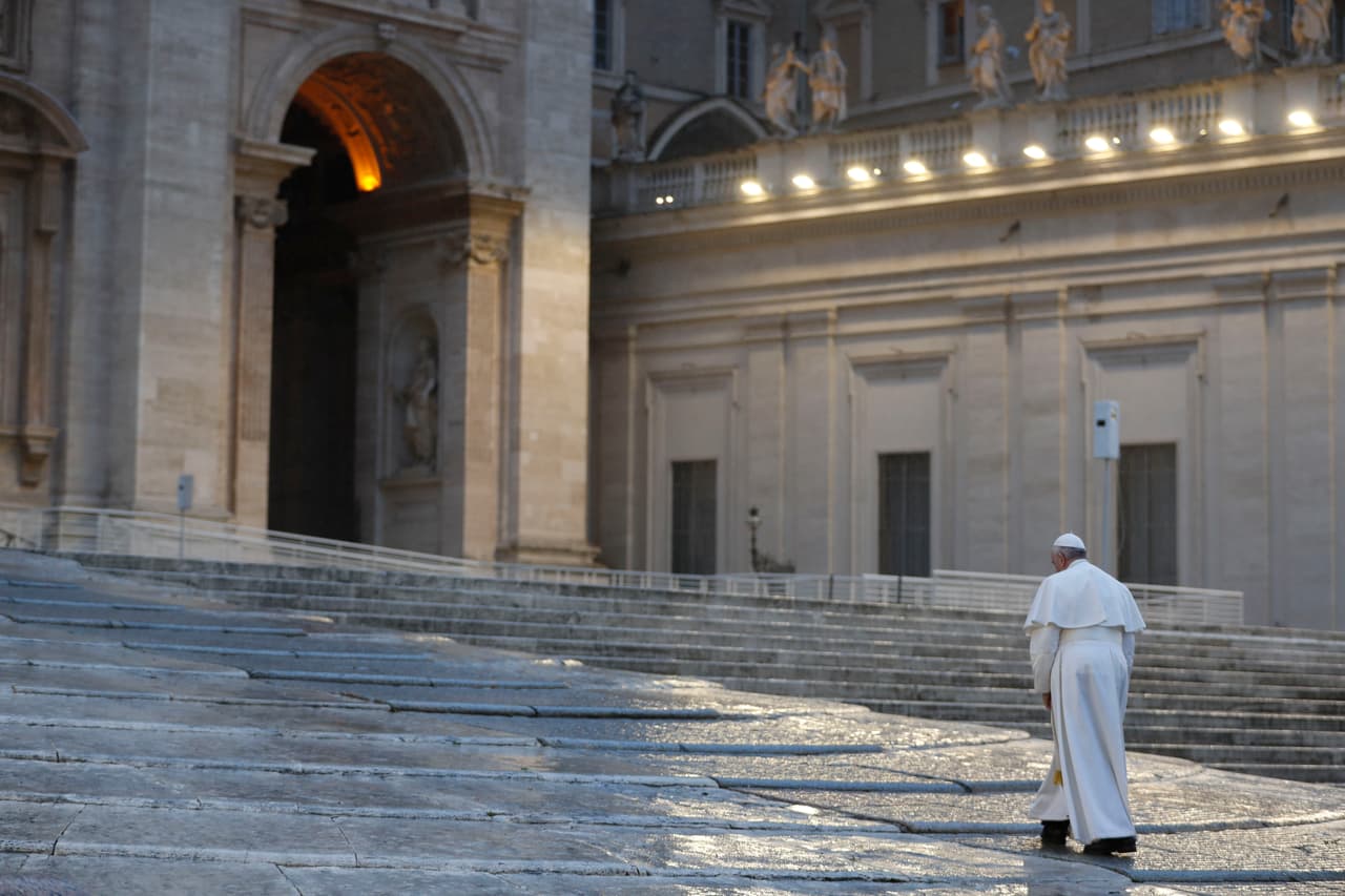 El papa Francisco impartió hoy una histórica bendición "
<i>Urbi et Orbi</i>" -a la ciudad y al mundo- en soledad, desde una plaza de San Pedro del Vaticano totalmente vacía como consecuencia de la emergencia del coronavirus, que ha causado en Italia más de 9,000 fallecidos. Vea aquí nuestro
<b><a href="https://www.univision.com/noticias/salud/mapa-actualizado-del-coronavirus-covid-19-cifras-de-casos-confirmados-y-fallecidos-en-eeuu-america-latina-y-el-resto-de-los-paises-del-mundo">mapa actualizado del coronavirus: cifras de casos confirmados y fallecidos</a></b>.