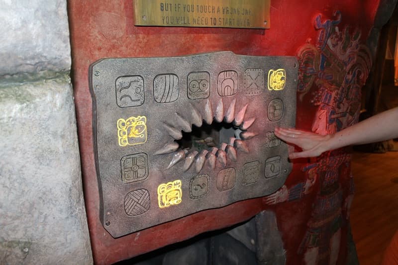 En la exhibición, los visitantes tendrán que: Traducir glifos, descubrir qué animales de la selva tropical son venenosos, aprender cómo los mayas registraron las fechas, tomar calcos de un sarcófago, interpretar un mural de “batalla”.