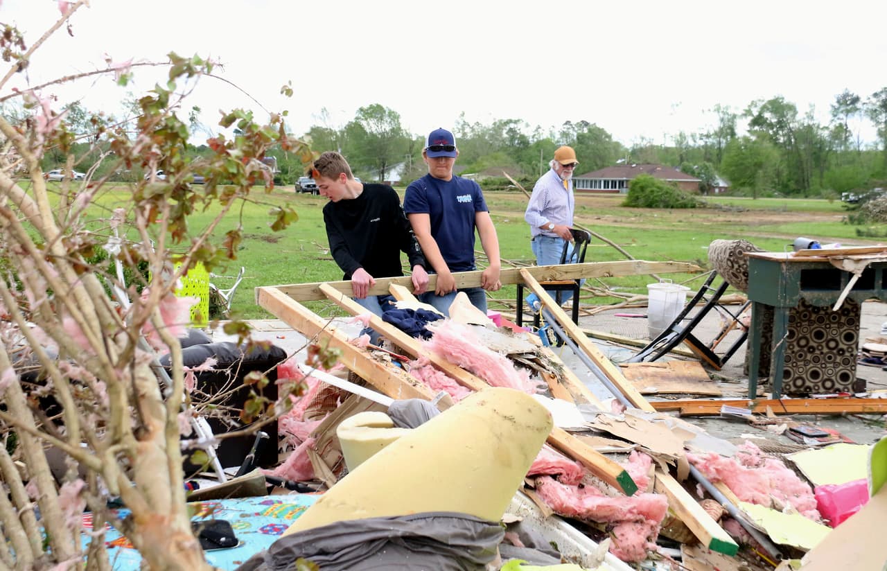 Una serie de tormentas y tornados en el sur de Estados Unidos,
<a href="https://www.univision.com/noticias/fenomenos-naturales/ocho-muertos-y-decenas-de-heridos-dejan-los-poderosos-tornados-e-inundaciones-en-texas-y-mississippi" target="_blank">que dejan un saldo de al menos 8 muertos,</a> ocasionaron serios daños en varias viviendas y negocios. Hasta el mediodía del domingo, casi 90,000 hogares estaban sin electricidad en Texas, Mississippi, Louisiana, Arkansas y Georgia, según
<a href="http://www.poweroutage.us/">www.poweroutage.us</a>.
<br>